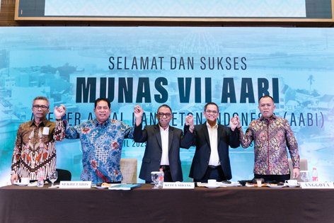 Foto Bersama Pimpinan Sidang dan Ketua Umum Terpilih